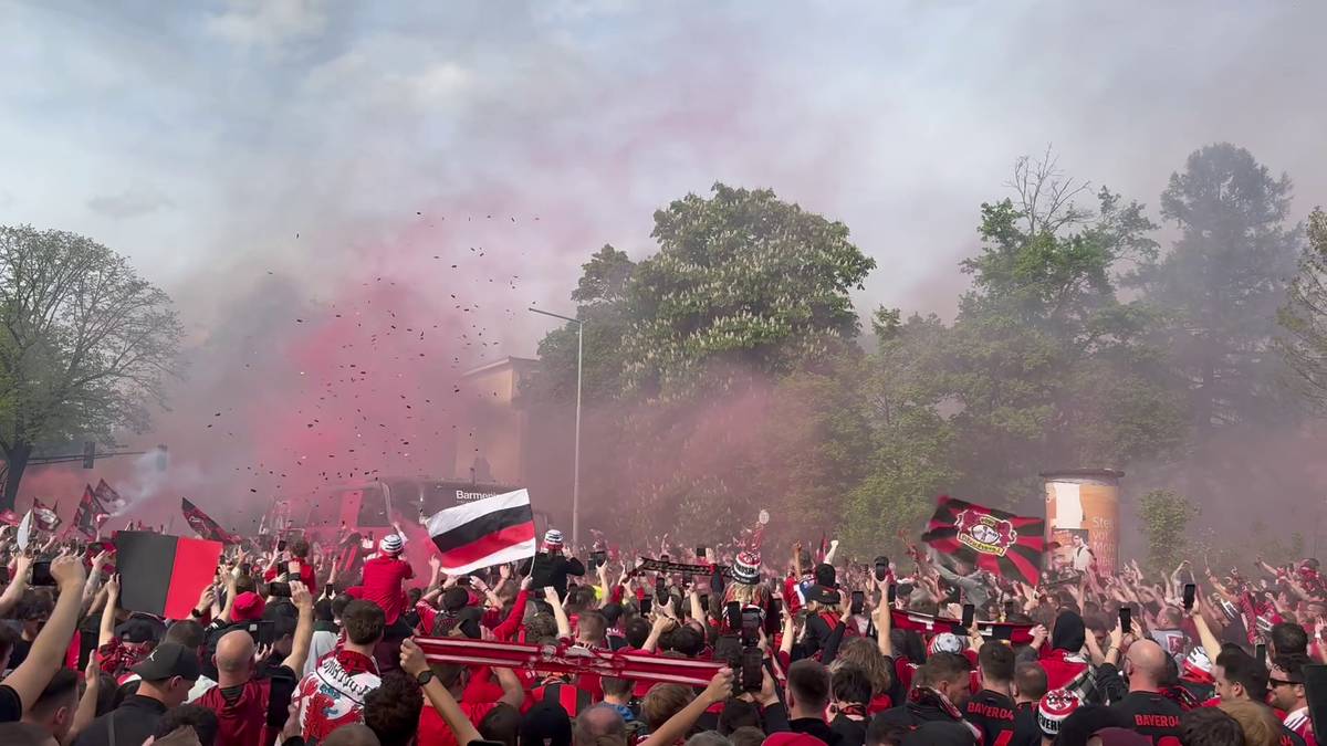 Bayer Leverkusen fiebert der ersten Meisterschaft entgegen. Die Fans empfangen vor dem Spiel gegen Bremen den Bus gebührend. 