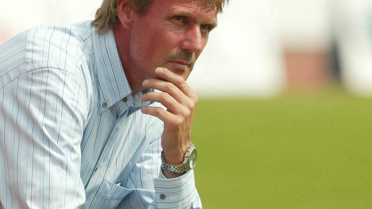 Mit Rudi Bommer plant man den sofortigen Wiederaufstieg. Das Vorhaben misslingt. Bereits nach dem 15. Spieltag (1:5 bei Alemannia Aachen) und dem zwischenzeitlichen neunten Rang trennt man sich wieder