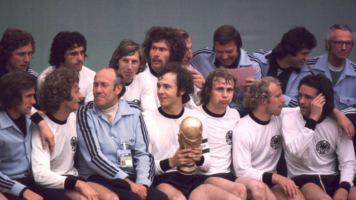 Beckenbauer ist auf dem Höhepunkt seiner Karriere und endgültig auf einer Stufe mit Pele angelangt. Seine Mitspieler wirken beim Fototermin mit Pokal noch ziemlich erschöpft