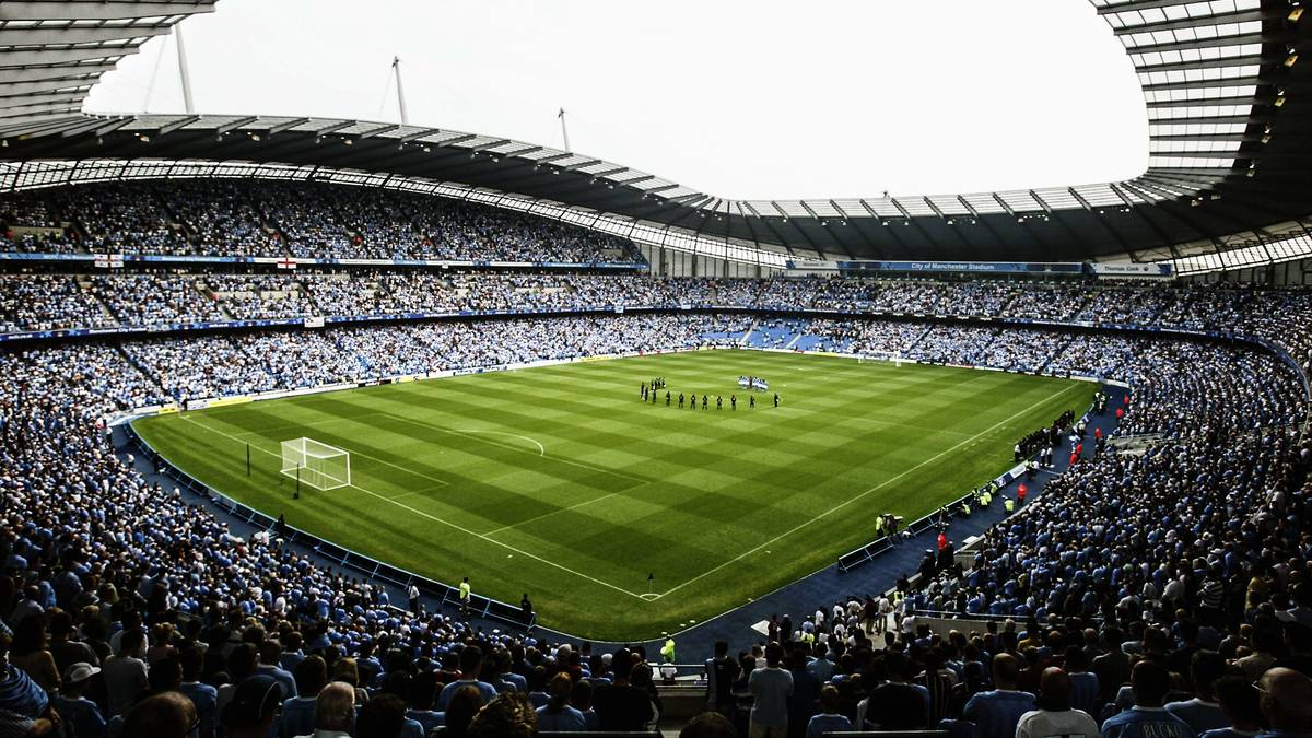 PLATZ 3: Premier League, Sport: Fußball, Land: England, Saison 2015/16, Teams: 20, Spiele: 380, Zuschauer total: 13.851.698, Zuschauer im Durchschnitt: 36.451