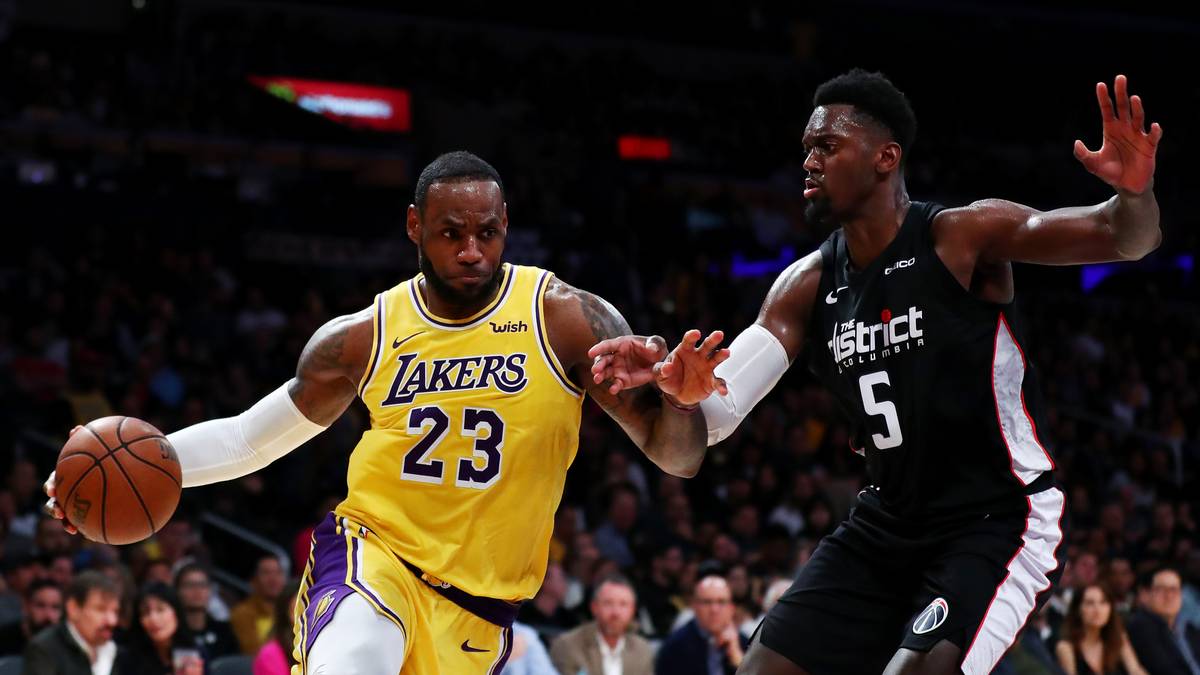 LEBRON JAMES: Der „Chosen One“ hat bei den Lakers ohnehin schon alle Zügel in der Hand, Spötter behaupten, sogar was Transfers angeht. Auf dem Feld wird das in der kommenden Saison auf jeden Fall so sein - die Lakers planen Berichten zufolge mit LeBron als Starter auf Point Guard
