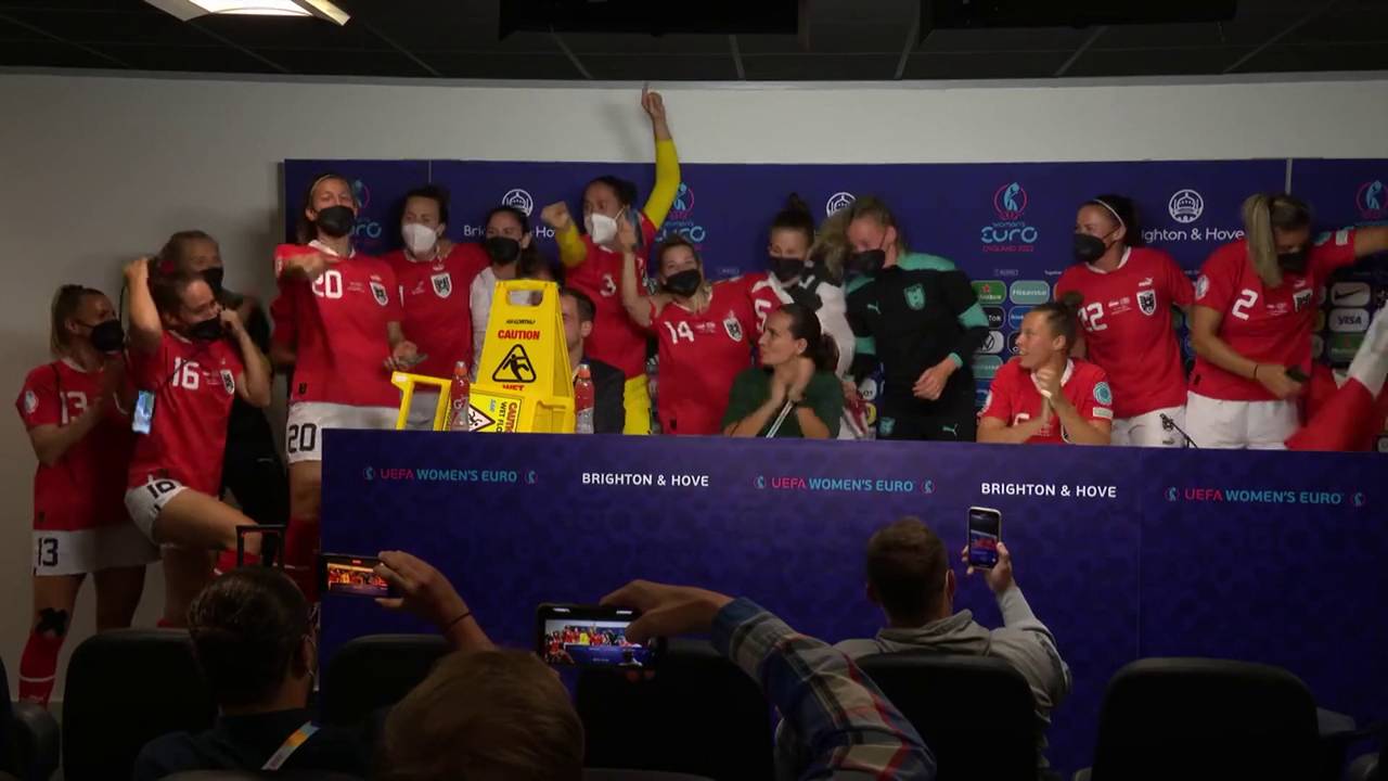 Österreichs Fußballerinnen stehen im Viertelfinale und stürmen PK vor Freude