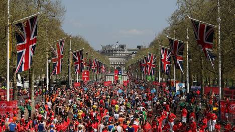 Rund 41000 Läufer gingen in London bei großer Hitze an den Start