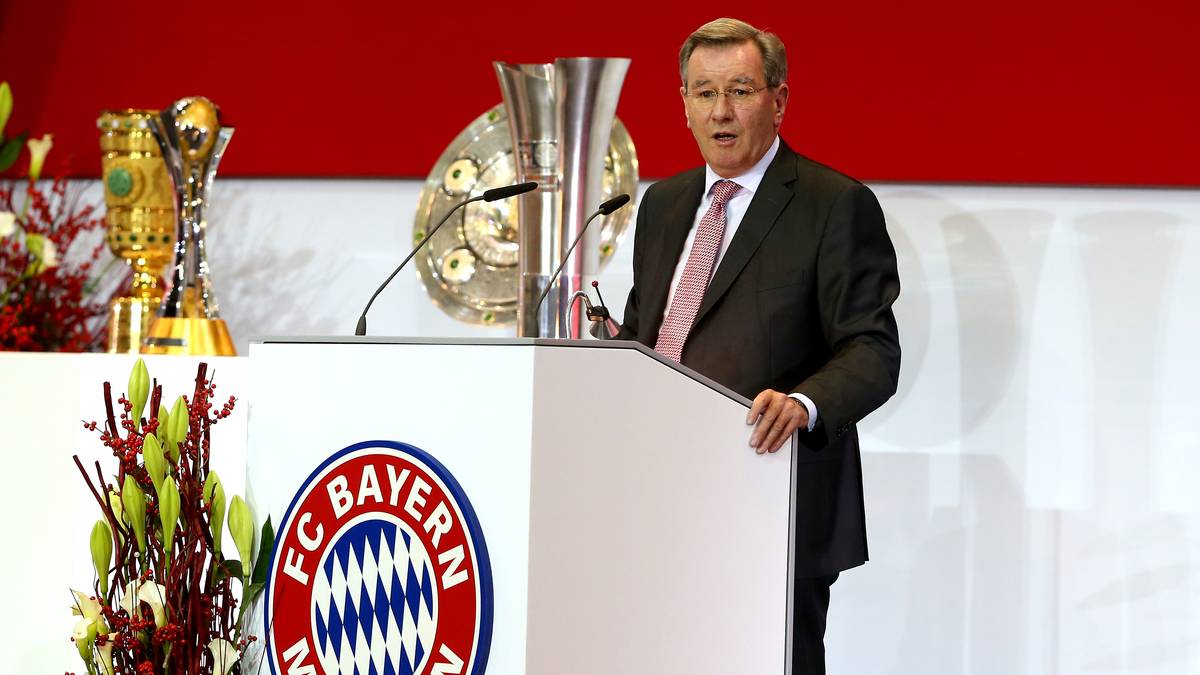 Die Jahreshauptversammlung 2014 war dann die erste ohne Hoeneß. Durchs Programm führte Neu-Präsident Karl Hopfner, die Gedanken an seinein inhaftierten Vorgänger schwebten dennoch durch den Audi Dome. Immer wieder würdigten die Bayern-Granden in ihren Reden Hoeneß, von den Fans gab es für den Ex-Präsidenten stehende Ovationen