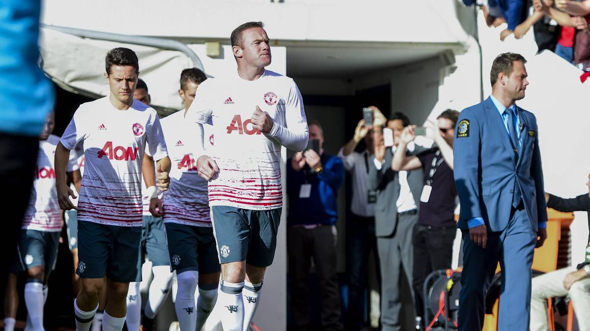 Wenig später betreten die Spieler das Feld. Wayne Rooney ist ebenfalls dabei