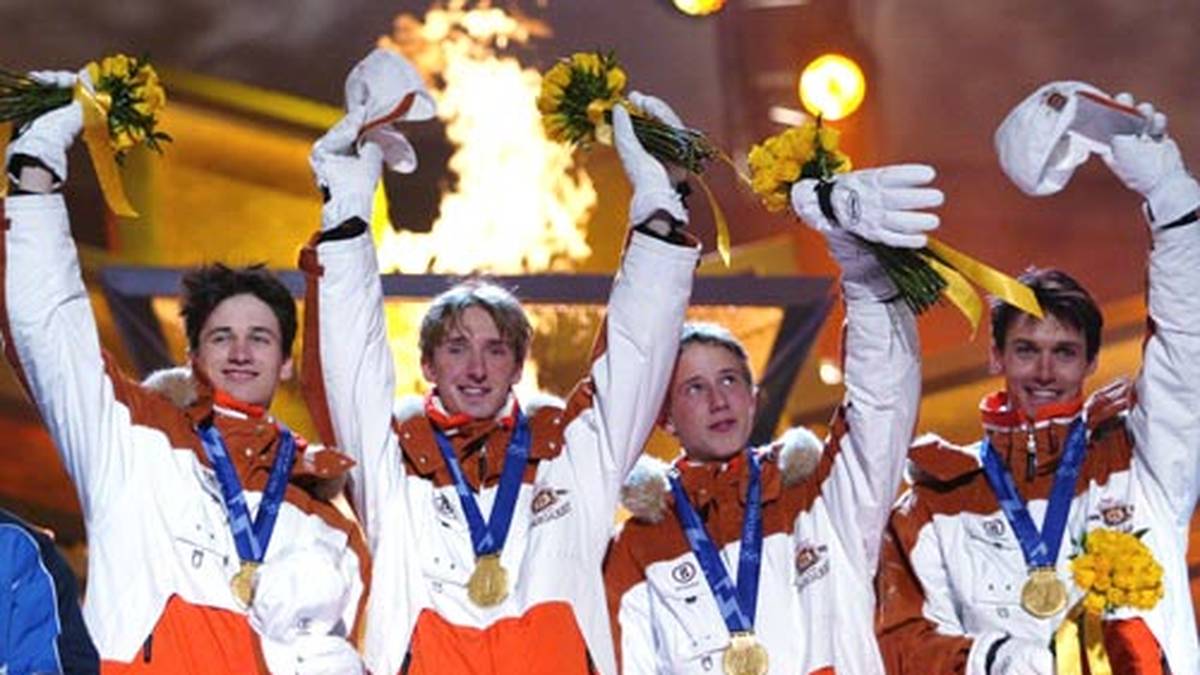 Seine Laufbahn krönt er mit Olympischem Gold mit der Mannschaft in Salt Lake City 2002. Gemeinsam mit Michael Uhrmann, Stephan Hocke und Sven Hannawald (von links) verweist Deutschland Finnland und Slowenien auf die Plätze