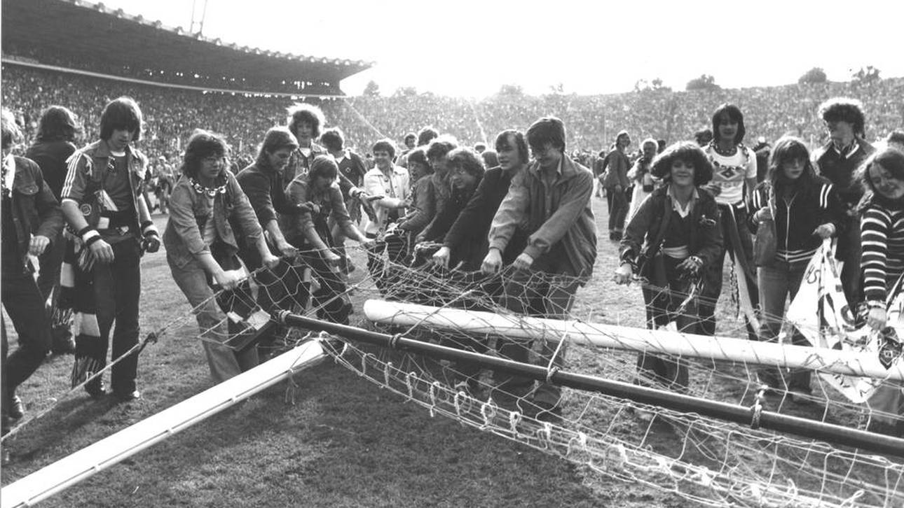 Die Fans kannten nach dem Bundesliga-Finale gegen Bayern kein Halten - auch ein Tor musste dran glauben