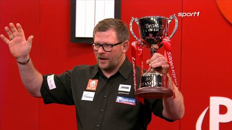 James Wade holt zum dritten Mal den Sieg bei den darts UK Open. Im Finale bezwingt er Luke Humphries und hat nun 100.000 Pfund mehr auf dem Konto.