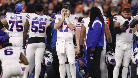 Beim Monday Night Game der NFL kollabiert Bills-Spieler Damar Hamlin nach einem Zusammenprall mit Tee Higgins. Noch auf dem Feld wird er reanimiert.