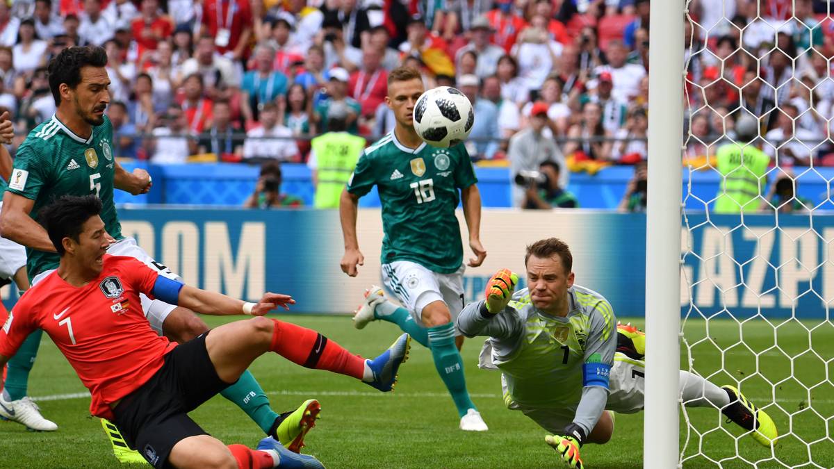 Deutschland schien ob der Drucksituation wie gelähmt und wurde mit fortlaufender Spielzeit immer hektischer. In der Schlussphase dann der Super-Gau: Südkorea spielte zwei Konter sauber zu Ende. Das Debakel war perfekt, der Titelverteidiger - als Gruppenletzter - in der Vorrunde raus