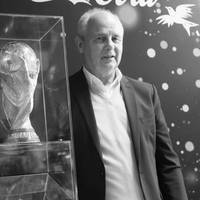 Wieder traurige Nachrichten für den deutschen Fußball: Bernd Hölzenbein, Weltmeister von 1974, ist nach langer Krankheit verstorben. 