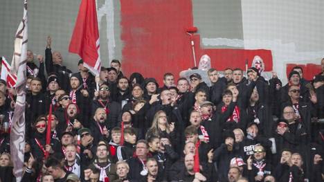 Die Fans vom FC Rot Weiß Erfurt haben kurzerhand die Wand im Stadion von Carl Zeiss Jena neu gestrichen