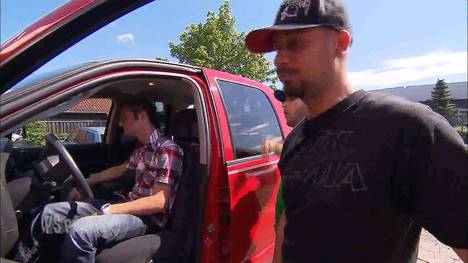 Die PS Profis sind wieder glücklich vereint! Und das genau zum richtigen Zeitpunkt, denn Feuerwehrmann Daniel ist auf der Suche nach einem Pick up. Der Moped-Liebhaber sucht ein Fahrzeug mit Ladefläche und ordentlich Power, das ihn und sein Gefährt zuverlässig auf die Rennstrecke bringt. Natürlich sollte auch Platz für seine Freunde sein – und das bei einem Budget von 15.000 Euro. Zur Auswahl stehen ein Ford F350 Dually, ein Nissan Navara und der Klassiker – ein Dodge Ram. Wie wird sich der Brandmeister entscheiden?