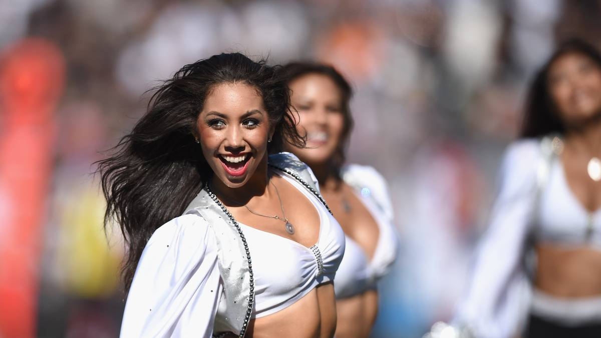 Wichtige Voraussetzung für Cheerleader: Spaß, Freunde und beneidenswerte Körper. Hier ist ein Beispiel von den "Raiderettes" der Oakland Raiders