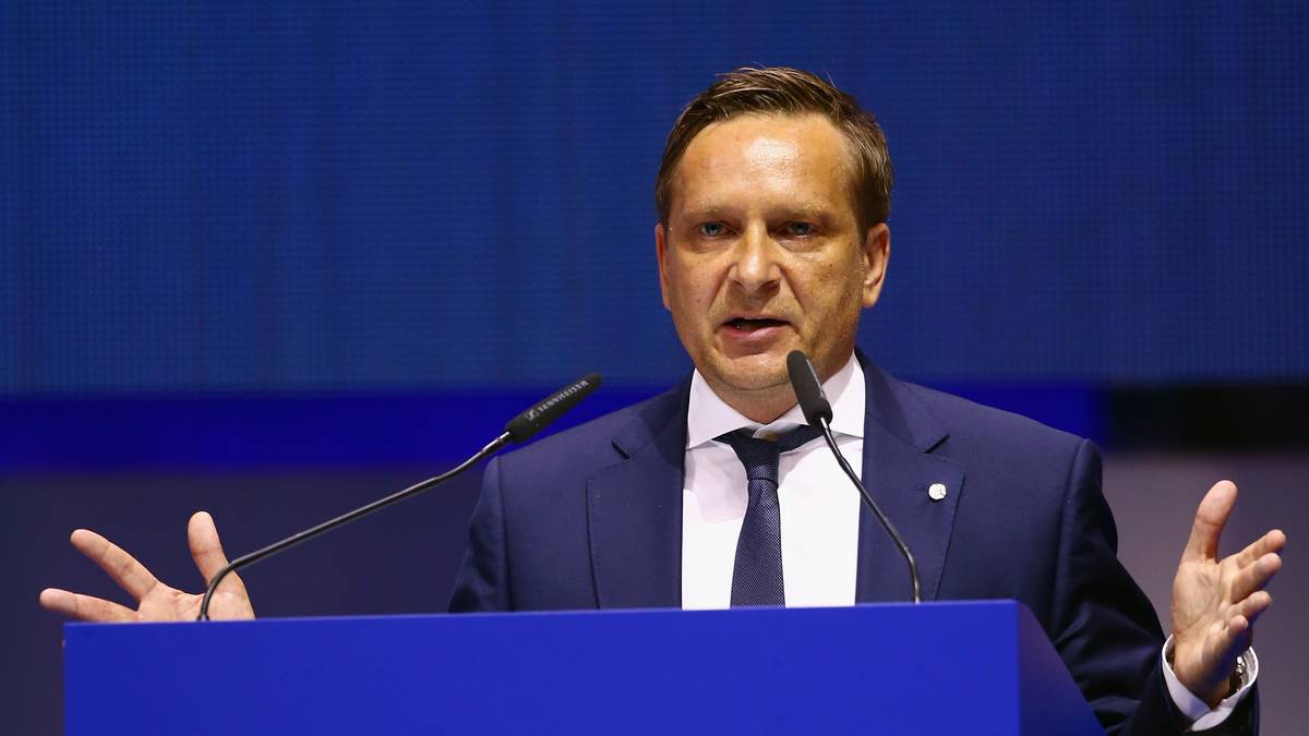 Auf der Mitgliederversammlung im Juni 2015 erklärt Heldt seinen neuen Kurs: Mit jungen Spielern und Breitenreiter will er den Verein wieder in die Erfolgsspur bringen. Von erfahrenen Spielern wie Jefferson Farfan und Kevin-Prince Boateng (wird suspendiert) trennt man sich, junge hungrige Spieler werden geholt. Der Druck auf Heldt nimmt zu 