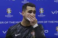 Der portugiesische Torwart Diogo Costa hat mit drei gehaltenen Elfmetern Geschichte bei der UEFA EURO 2024 geschrieben und kann im Interview nicht mehr seine Emotionen zurückhalten. 