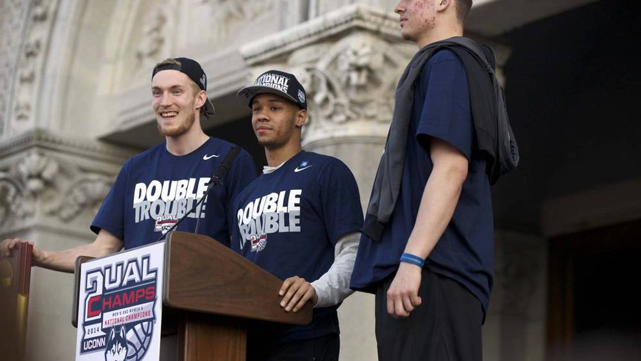 Niels Giffey (l.) und Shabazz Napier (m.) auf der Meisterfeier 2014