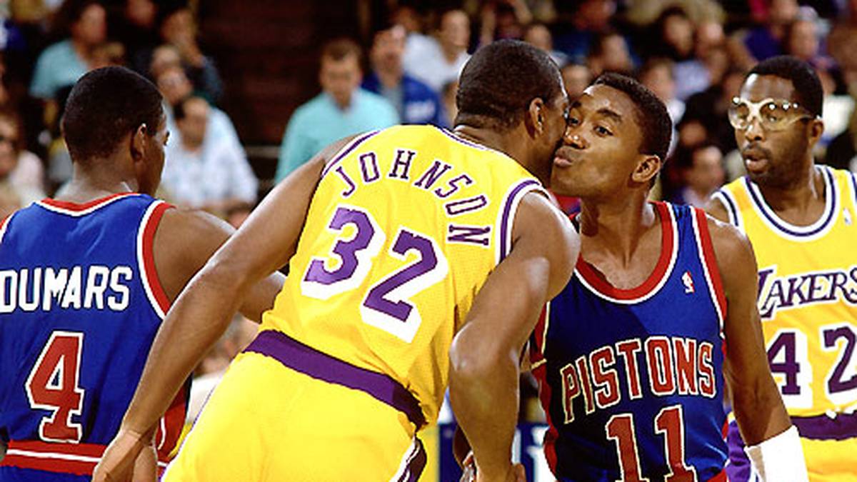Zu einer Final-Neuauflage kam es in der Saison 1988/89. Magic gewann seinen zweiten MVP-Titel der Regular Season und die Lakers gingen als leichter Favorit in die Serie. Als Johnson jedoch in Spiel zwei mit einer Leistenverletzung ausschied, nutzten die Pistons ihre Chance und sweepten die Lakers