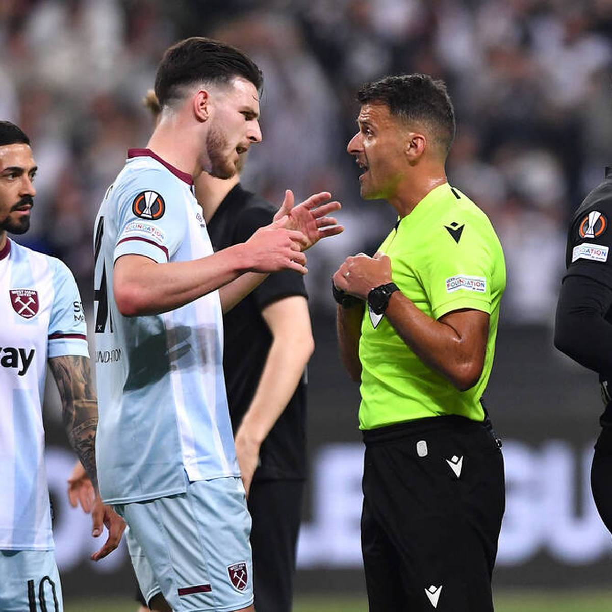 Nach der Halbfinalpleite gegen Eintracht Frankfurt in der Europa League fällt Declan Rice mit üblen Vorwürfen gegen den Schiedsrichter auf. Nun spricht die UEFA eine Strafe aus.