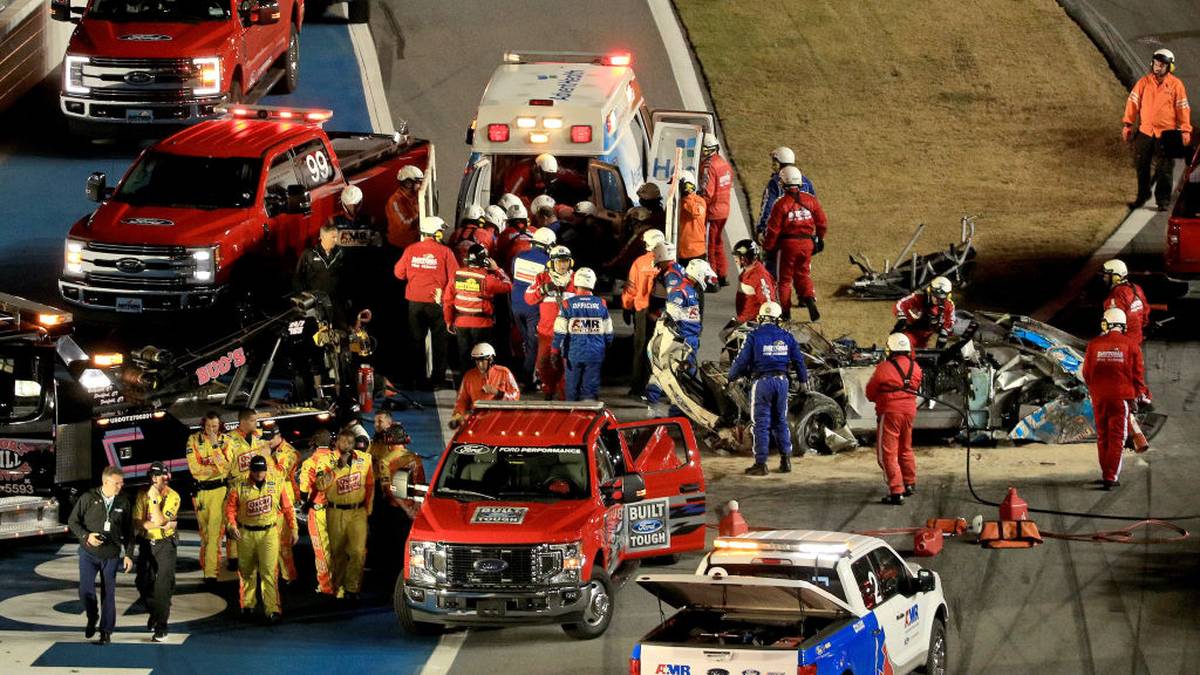 "Er ist in ernstem Zustand, aber die Ärzte haben angegeben, dass seine Verletzungen nicht lebensbedrohlich sind", heißt es in einem NASCAR-Statement
