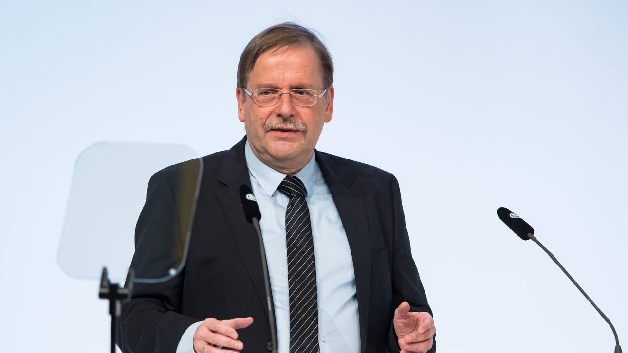 DFB-Vize Koch bleibt SFV-Präsident