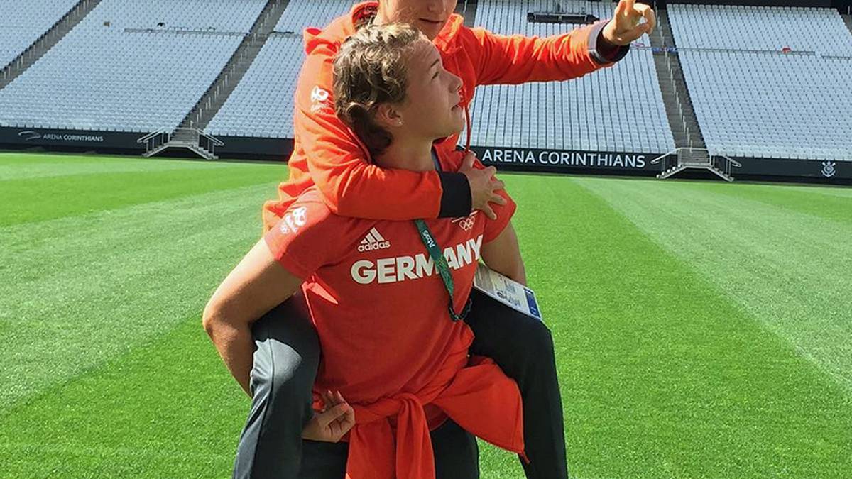 Hoch hinaus wollen die deutschen Fußballerinnen, nach dem EM-Titel soll am liebsten auch Olympia-Gold her. Josephine Henning nimmt Mitspielerin Lina Magull Huckepack, und die zeigt schon mal die Victory-Geste