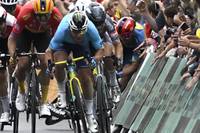 Bei der Tour de France setzt Axel Zingle im Zielsprint plötzlich zu einem beherzten Sprung mit seinem Rad an - mit der Heldentat wendet er einen womöglich folgenschweren Crash ab. 