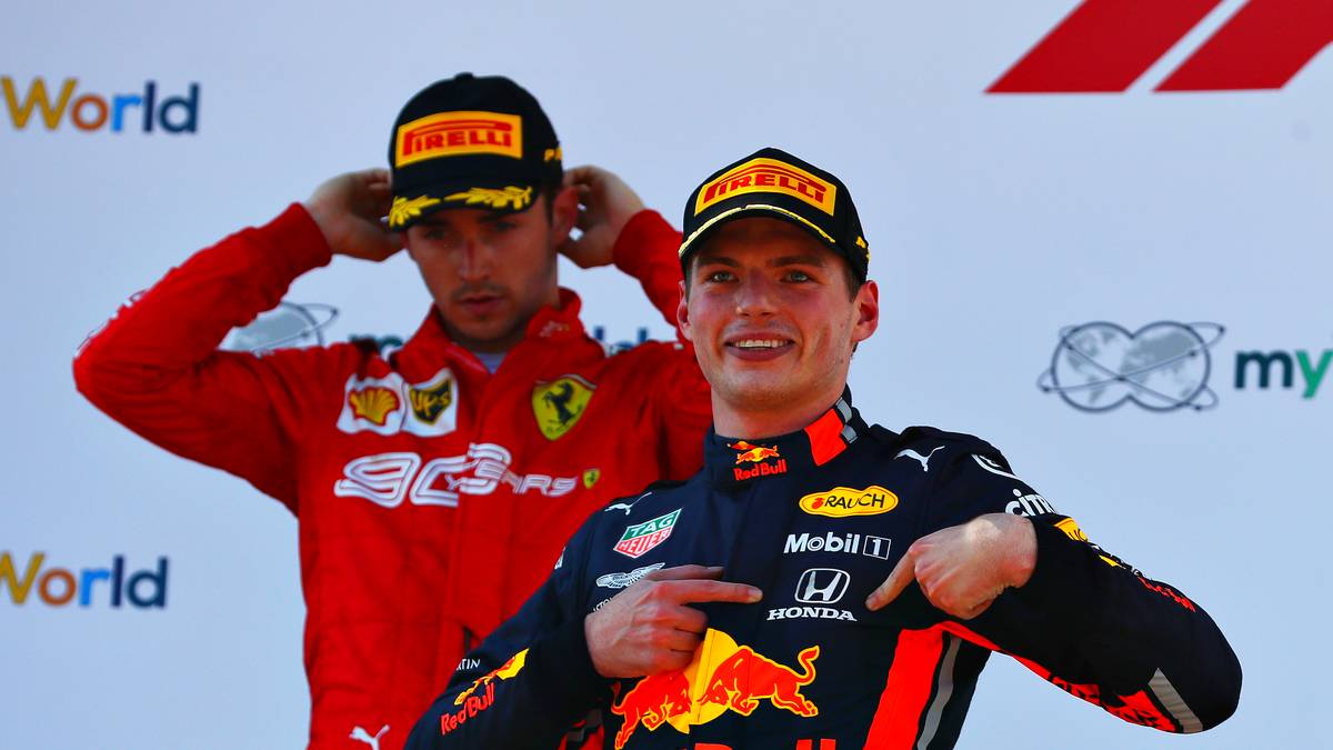 Könnte man sagen: Verstappen wusste ganz genau, dass Leclerc neben ihm ist! Wie in der Runde zuvor übrigens, da hat der Holländer dem Monegassen eine Wagenbreite Platz gelassen. Beim zweiten Überholversuch nicht! 