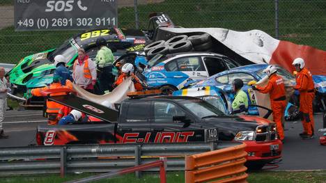 Bei einem Qualifikationsrennen für die 24h-Nürburgring kam es zu einem Todesfall nach einem Unfall mit mehreren Autos. 