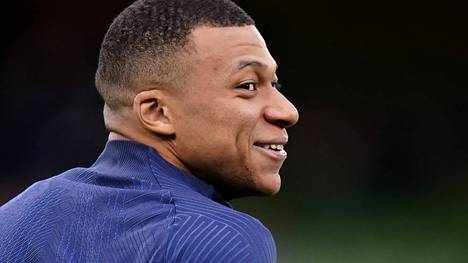 Der Transfer-Zoff zwischen Kylian Mbappé und Paris Saint-Germain geht in die nächste Runde. Nun soll ein saudi-arabischer Klub ein Mega-Angebot gemacht haben. 