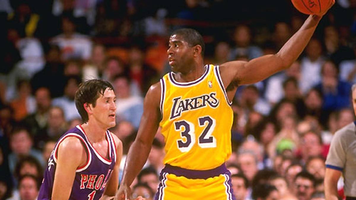 Traurig: Für den Spielmacher endete die Karriere 1991, nachdem er seine HIV-Krankheit bekanntgab - auch wenn Johnson noch zwei Mal kurz zurückkehrte. Zwischenzeitlich fungierte er als Präsident der Lakers, trat am 10. April allerdings überraschend zurück