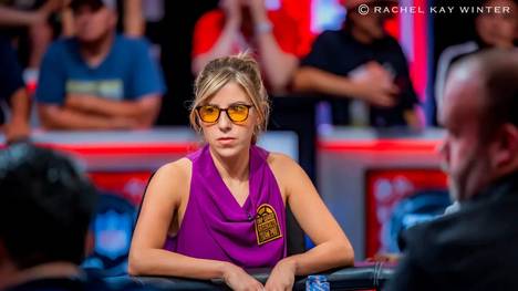 Beim Main Event der WSOP ist das Feld auf 18 Spieler geschrumpft. Dabei liegt die Amerikanerin Kristen Foxen aussichtsreich auf Platz 5. SPORT1 verrät sie, warum nur so wenige Frau an den Tischen sitzen. Und was sie sich von ihren Kolleginnen wünscht.