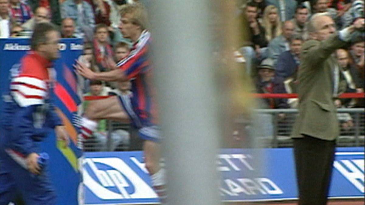 10. Mai 1997: Jürgen Klinsmann brennen nach einer Auswechslung beim FC Bayern die Sicherungen durch. Es folgt der legendäre Tritt in eine Werbetonne.