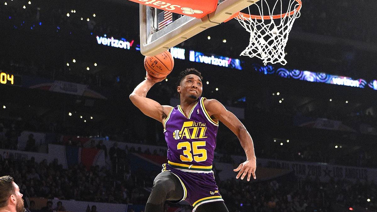 Doch bei allem Respekt: Das ohnehin nicht sonderlich großgewachsene Trio kniete und war damit kaum ein Hindernis. Stark allerdings, dass er den Ball nach der Vorlage vom Brett mit einer Hand aus der Luft fing - deshalb gab es wohl 50 Zähler 