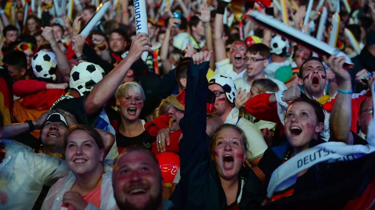 Den deutschen Fans am Brandenburger Tor ist das egal. Spätestens nach dem 7:0 brechen alle Dämme