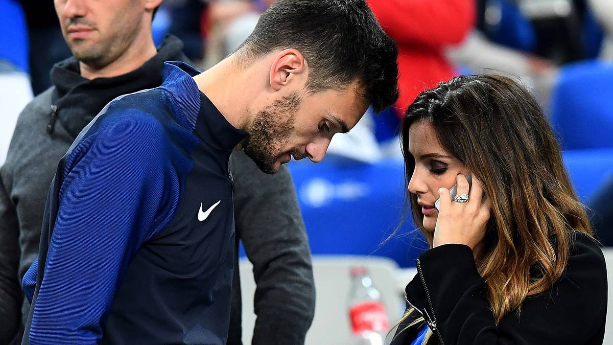 Lloris selbst hält von Star-Kult nicht viel. Als ein französisches TV-Magazin um Bilder für einen Beitrag anfragt, gibt Lloris diese nur gegen die Bedingung frei, dass der Beitrag nicht zu sensationslüstern sein darf. Mit seiner Frau Marine hat er eine kleine Tochter