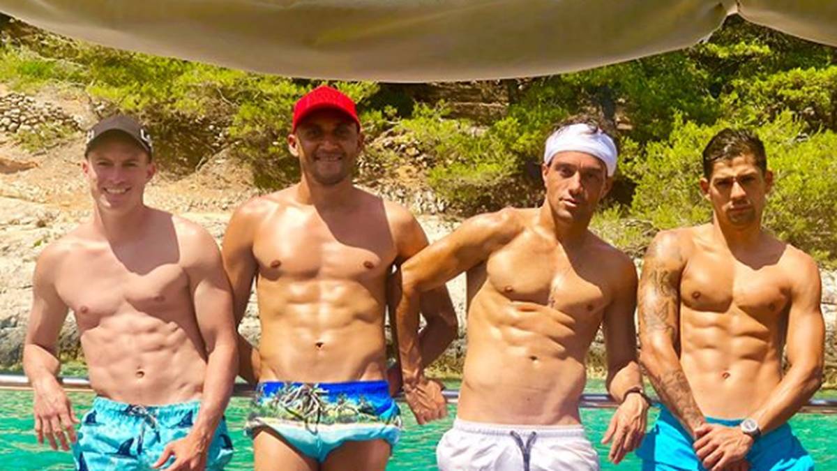 Keylor Navas, Cristian Gamboa, Christian Bolaños und Bryan Oviedo posieren vor türkisfarbenen Gewässern. Die Costa-Ricaner gönnen sich einen ausgiebigen Urlaub nach dem WM-Aus ihrer Nationalmanschaft