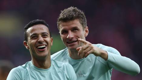 Thiago und Thomas Müller sitzen bim FC Bayern erst mal auf der Bank