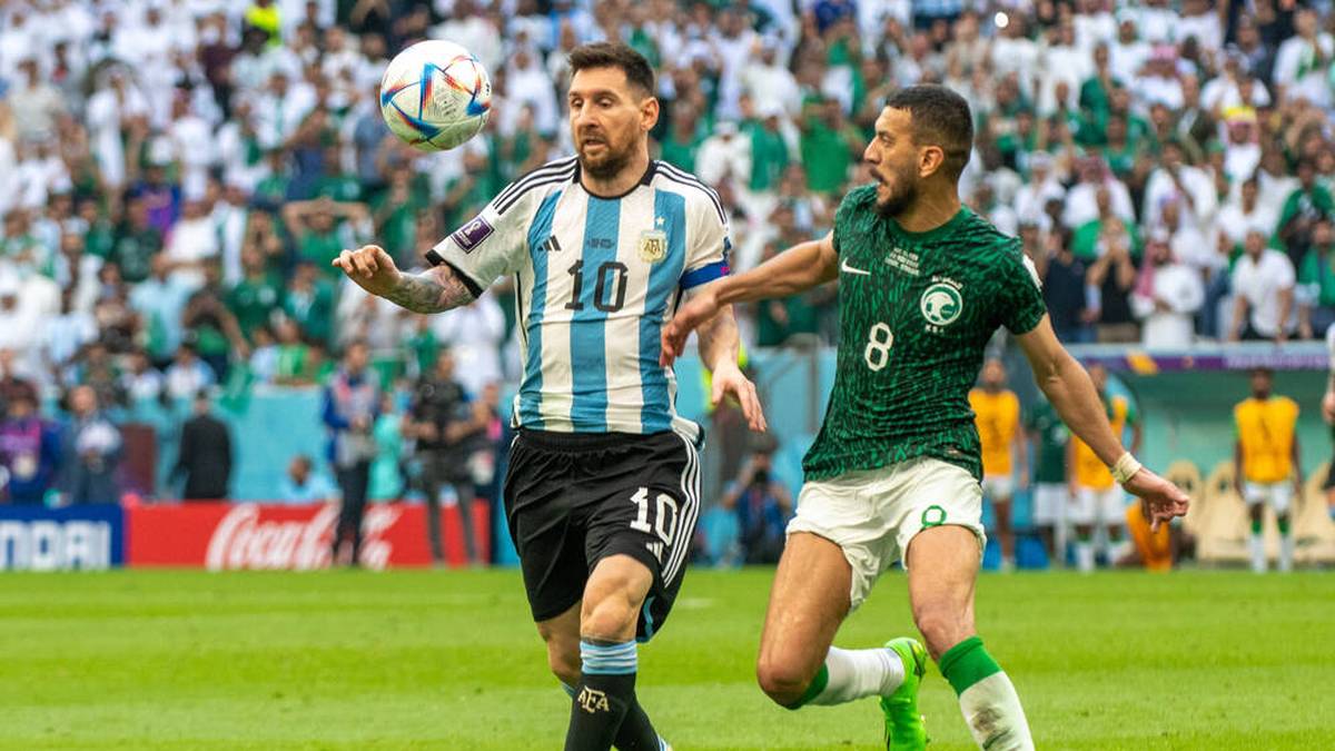 Die argentinische Fußball-Nationalmannschaft hat sich in Katar mit einer 1:2 (1:0)-Niederlage gegen den krassen Außenseiter Saudi-Arabien eine der ganz großen Blamagen bei Weltmeisterschaften geleistet