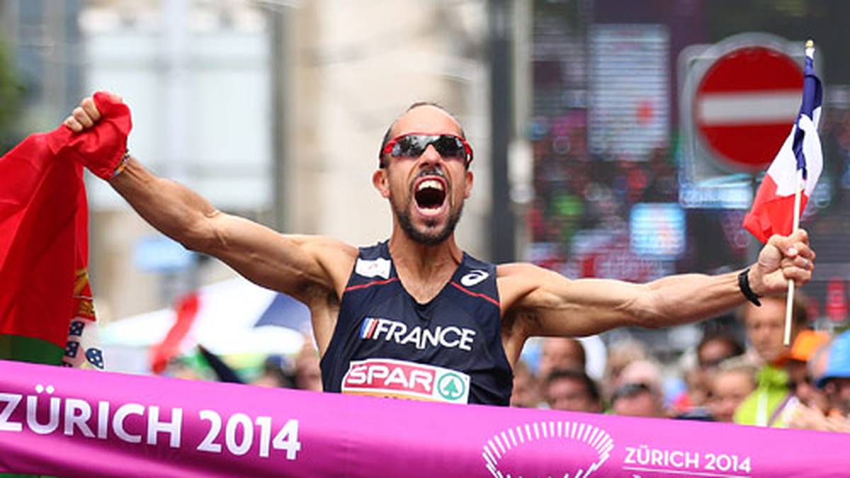 Und tatsächlich holt sich der  36-Jährige in einem Krimi mit mehreren Führungswechseln in 3:32:33 Stunden den Sieg in Weltrekord-Zeit