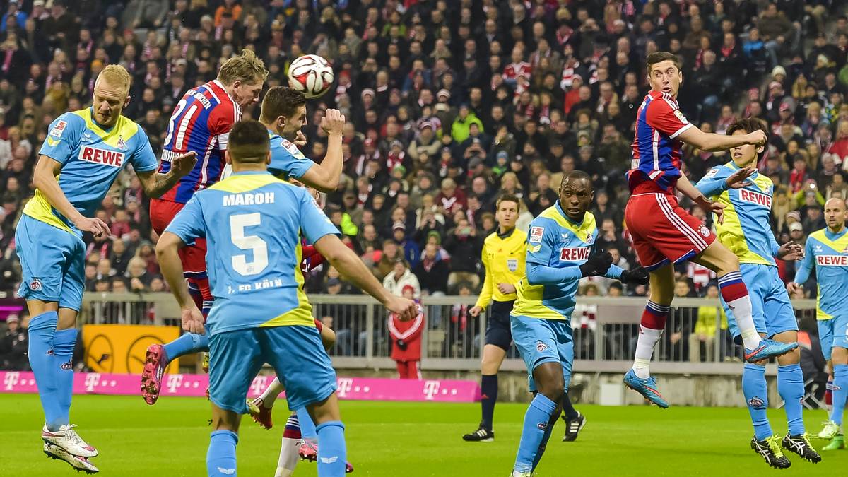 Bastian Schweinsteiger (2.v.l.) trifft zum 1:0 gegen den 1. FC Köln