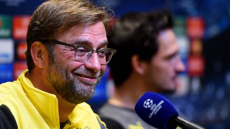 Trainer Jürgen Klopp von Borussia Dortmund mit Kapitän Mats Hummels auf der Pressekonferenz