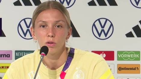 Bislang wurde die deutsche Frauennationalmannschaft von den Fans bei der EM in der Schweiz tatkräftig unterstützt. Die Spielerinnen Elisa Senß und Rebecca Knaak zeigen sich besonders glücklich.