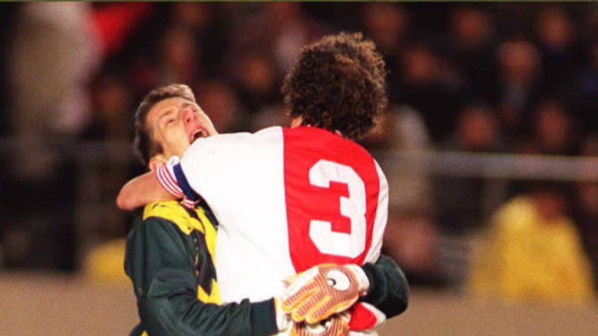 EDWIN VAN DER SAR: Eine Institution an Fußball-Torwart. Mit 18 Jahren gerät er in den Fokus von Ajax, wird 1992 Stammkeeper und in den Folgejahren viermal niederländischer Meister und die Champions League