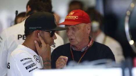 Niki Lauda (r.) tut Lewis Hamilton leid
