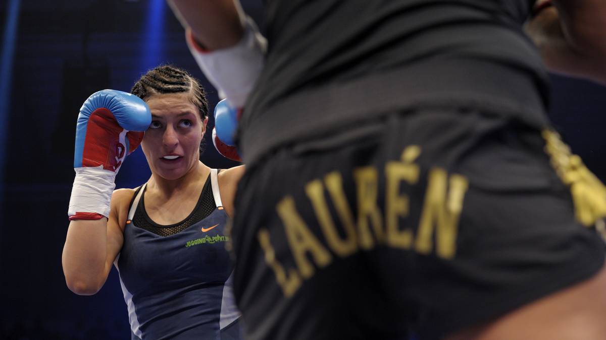 Ihr Debüt im Profiboxen gab die 27-Jährige am 12. September 2009 gegen Melisa Koktar und gewinnt den Kampf prompt in der 2. Runde durch technischen K.o.