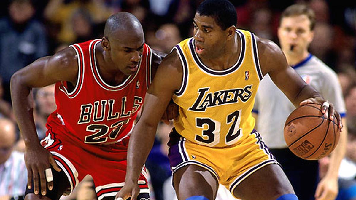 Doch dazu sollte es nicht reichen. Jordan führte sein Team als Finals-MVP zum souveränen 4:1-Sieg gegen die Lakers. Es sollte das letzte NBA-Finale von "Magic" gewesen sein...