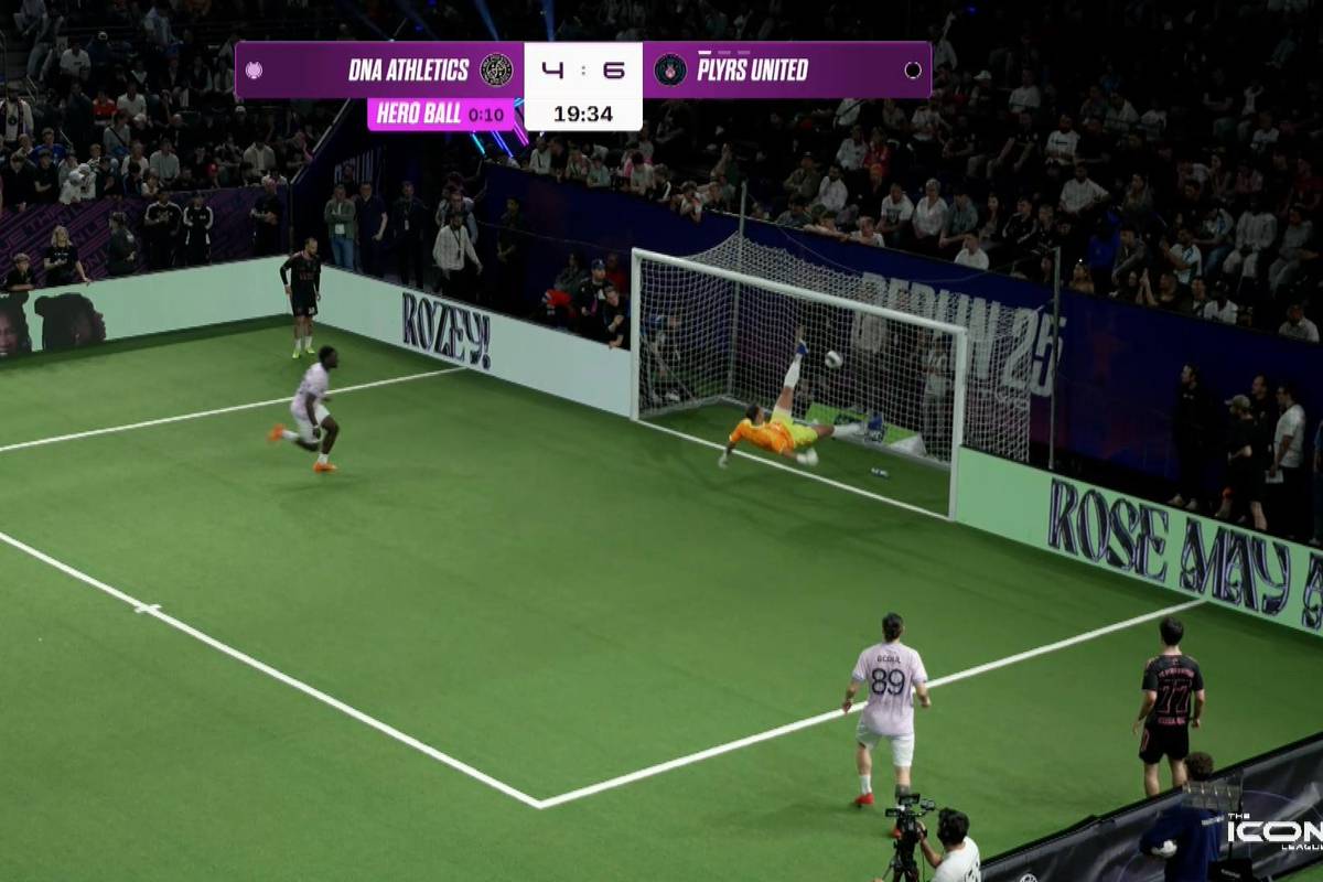 Im Final 8 der Icon League unterläuft dem Team von Players United zwei außergewöhnliche Eigentore in einem Spiel.