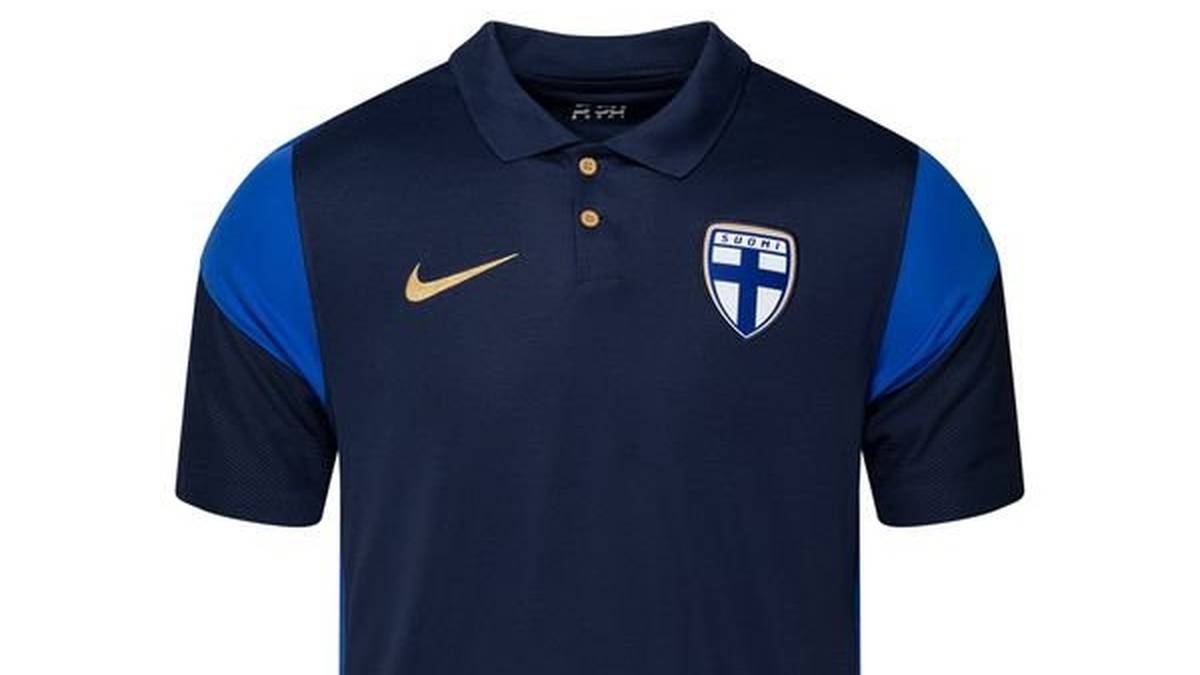 Auswärts spielt das finnische Team in Dunkelblau mit Kragen.