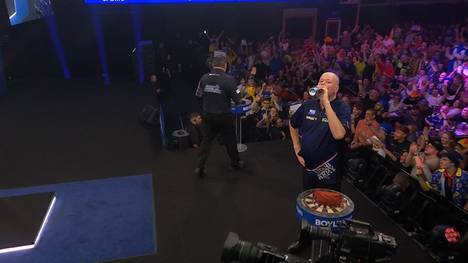 Raymond van Barneveld und Gary Anderson stehen sich in der ersten Runde des World Grand Prix gegenüber und sorgen nach dem Spiel für Irritationen.
